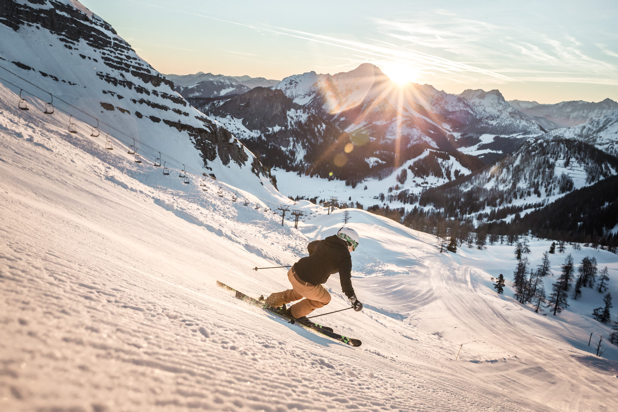 Skifahrer bei der Abfahrt im Skigebiet Wurzeralm in der Urlaubsregion Pyhrn-Priel.