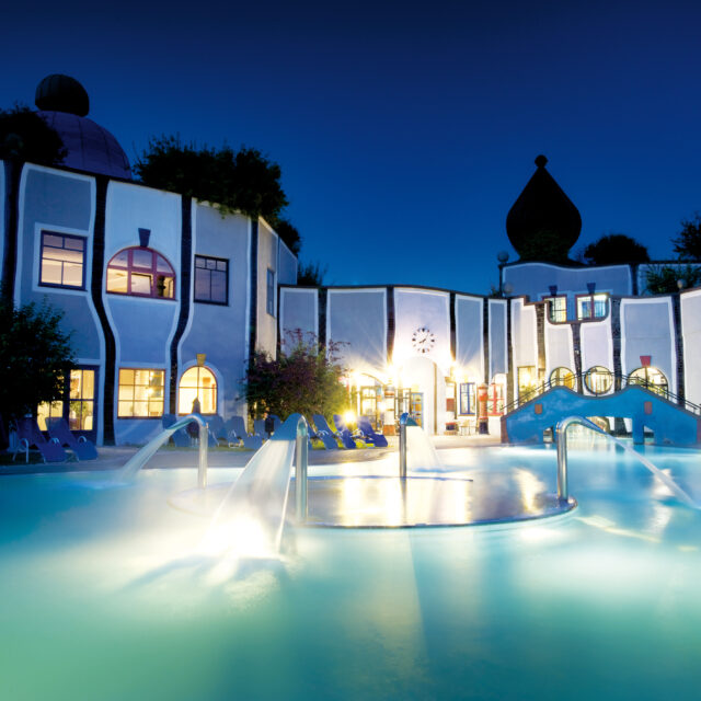 Blick auf das Außenpool einer Therme