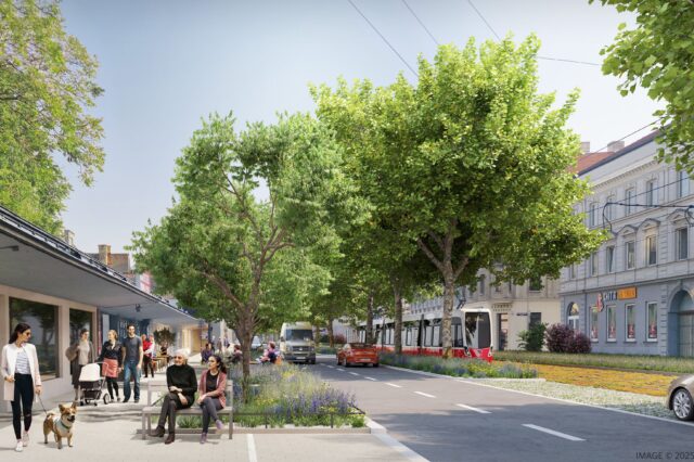 Visualisierung der neugestalteten Simmeringer Hauptstraße in Wien: Breiter Gehweg mit Sitzgelegenheiten, Bäumen und Blumenbeeten, auf dem Menschen spazieren, einkaufen und verweilen. Links Straßencafés und Geschäfte, rechts eine Fahrbahn mit Autos und einer Straßenbahn, eingerahmt von großen Bäumen und Grüngestaltung.