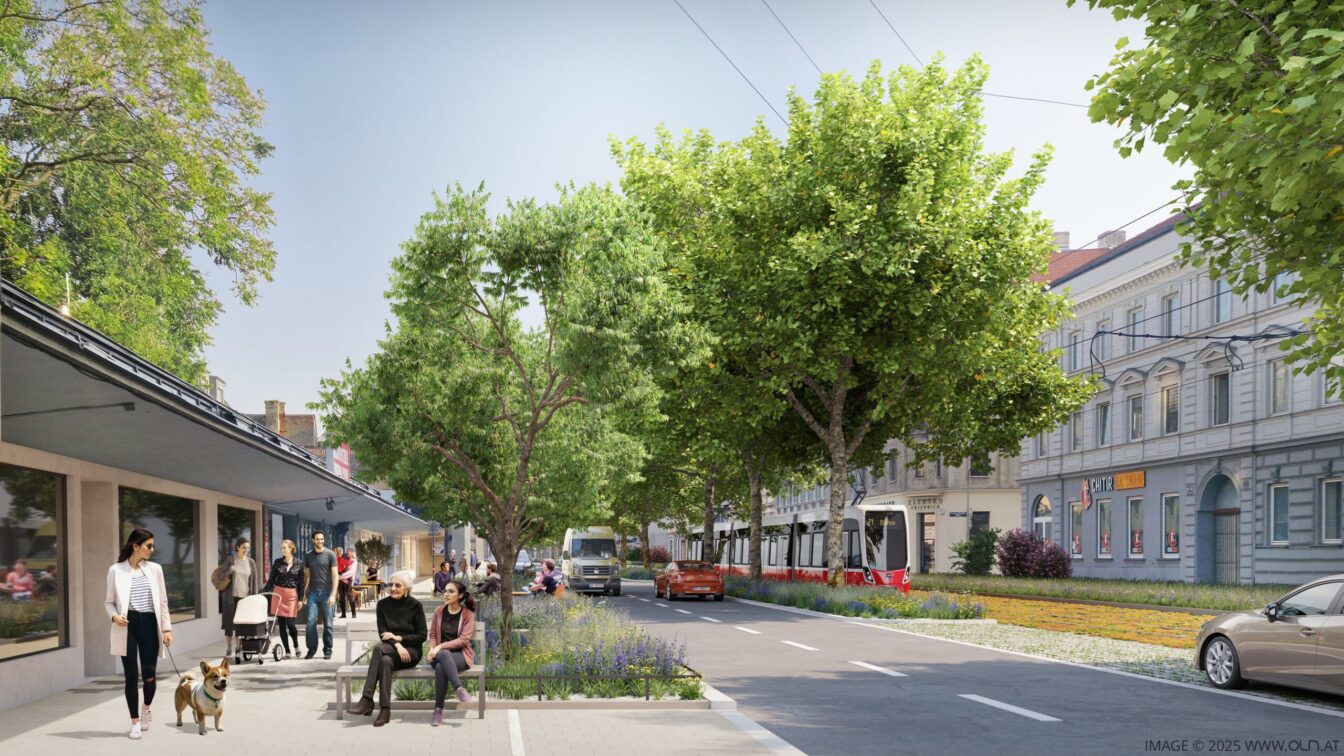 Visualisierung der neugestalteten Simmeringer Hauptstraße in Wien: Breiter Gehweg mit Sitzgelegenheiten, Bäumen und Blumenbeeten, auf dem Menschen spazieren, einkaufen und verweilen. Links Straßencafés und Geschäfte, rechts eine Fahrbahn mit Autos und einer Straßenbahn, eingerahmt von großen Bäumen und Grüngestaltung.