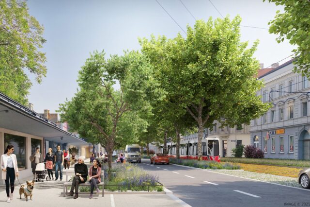 Visualisierung der neugestalteten Simmeringer Hauptstraße in Wien: Breiter Gehweg mit Sitzgelegenheiten, Bäumen und Blumenbeeten, auf dem Menschen spazieren, einkaufen und verweilen. Links Straßencafés und Geschäfte, rechts eine Fahrbahn mit Autos und einer Straßenbahn, eingerahmt von großen Bäumen und Grüngestaltung.