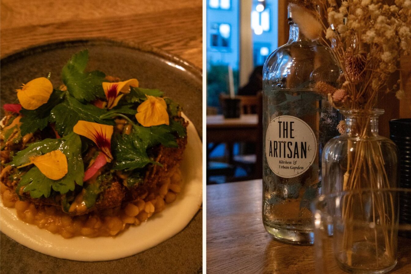 Kreativ angerichtetes Gericht mit essbaren Blüten und gemütliche Atmosphäre bei The Artisan, einem charmanten Restaurant mit urbanem Garten für Brunch in Zürich, mit stilvollen Details wie Glasflaschen und Trockenblumen.