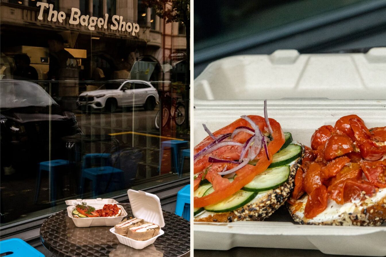 Frischer Bagel mit Gemüse und Frischkäse bei The Bagel Shop, einem gemütlichen Ort für Brunch in Zürich, mit Sitzplätzen draussen und Take-away-Boxen auf einem Tisch vor dem Café.