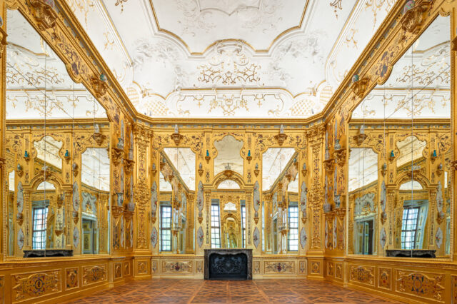 Goldverziertes Kabinett im Unteren Belvedere mit reich dekorierten Wänden, bemalten Paneelen und chinesischen Porzellanvasen auf prunkvollen Konsolen.