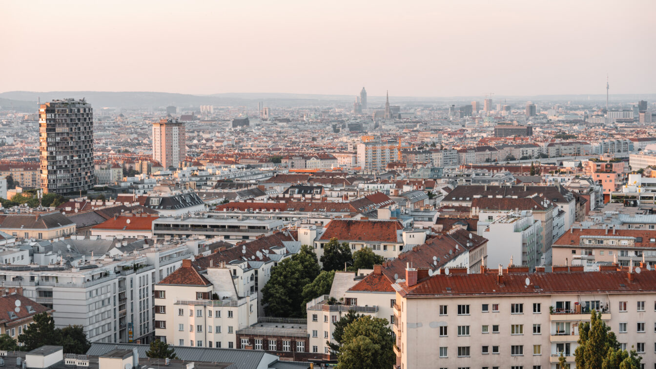 Wien von oben, skyline von Häusern mit beginnendem Sonnenuntergang
