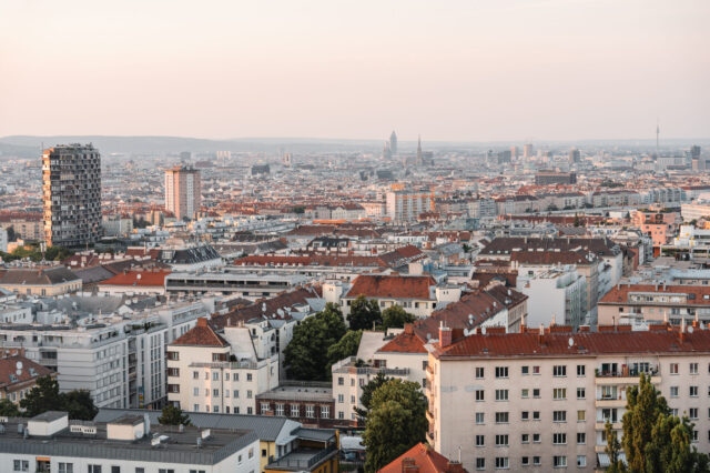 Wien von oben, skyline von Häusern mit beginnendem Sonnenuntergang