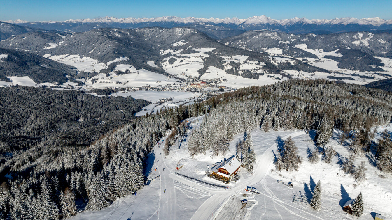 Blick auf Murauer Skigebiet im Winter.