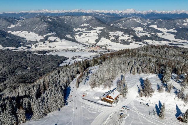 Blick auf Murauer Skigebiet im Winter.