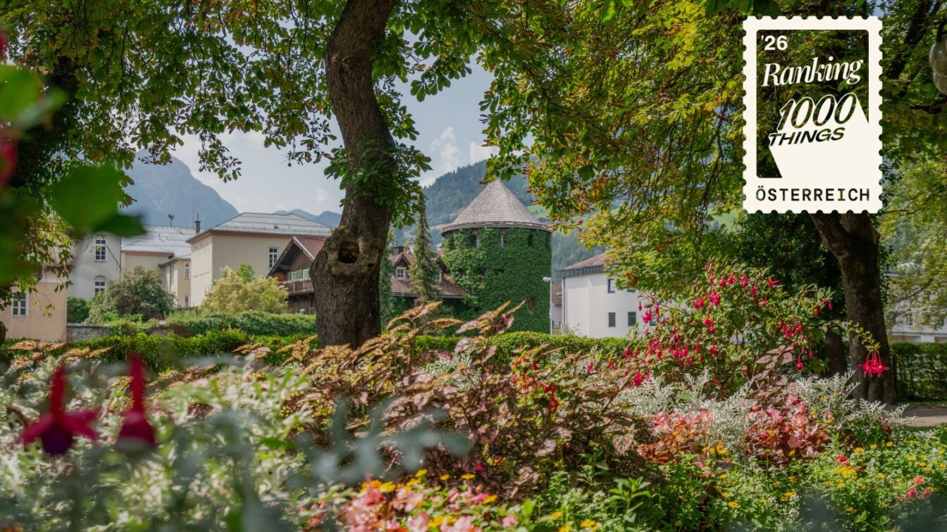 Ein idyllischer Garten mit viel Grün und Blumen in Lienz