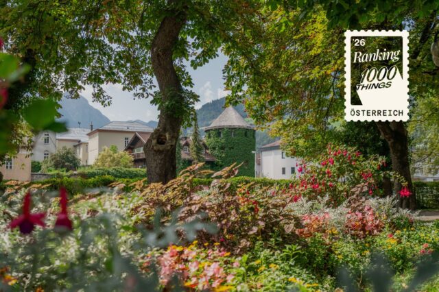 Ein idyllischer Garten mit viel Grün und Blumen in Lienz