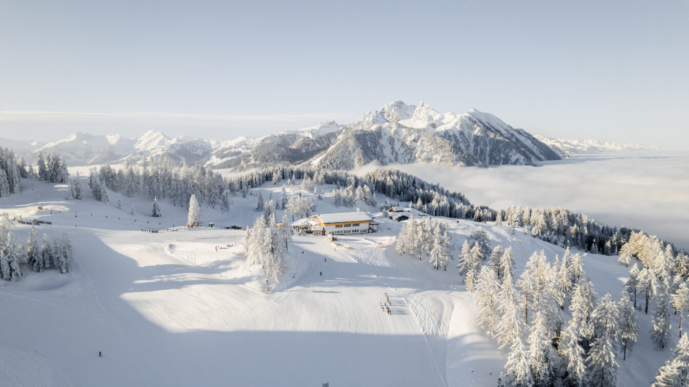 Blick auf eine Bergstation an der Piste im Winter.