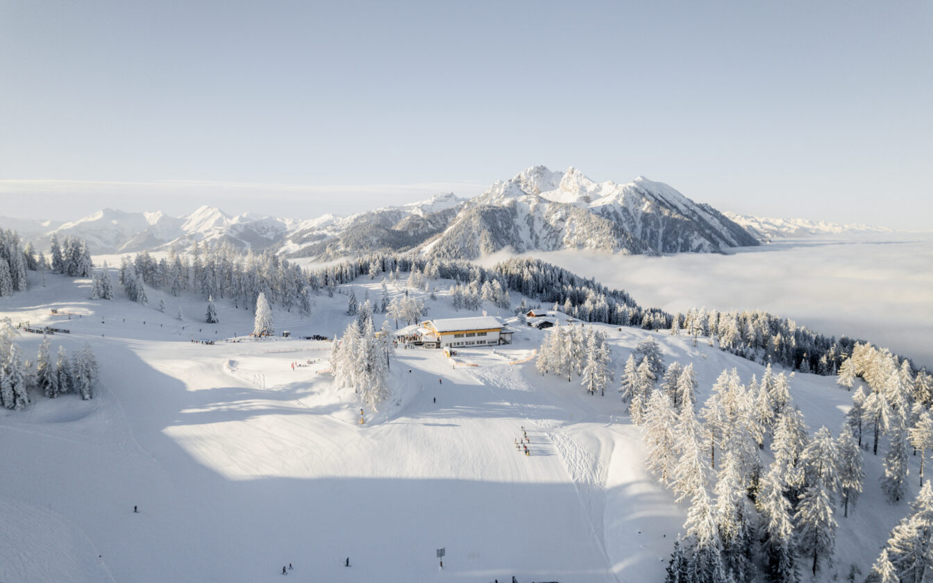 Blick auf eine Bergstation an der Piste im Winter.