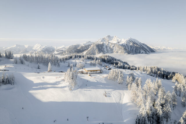 Blick auf eine Bergstation an der Piste im Winter.