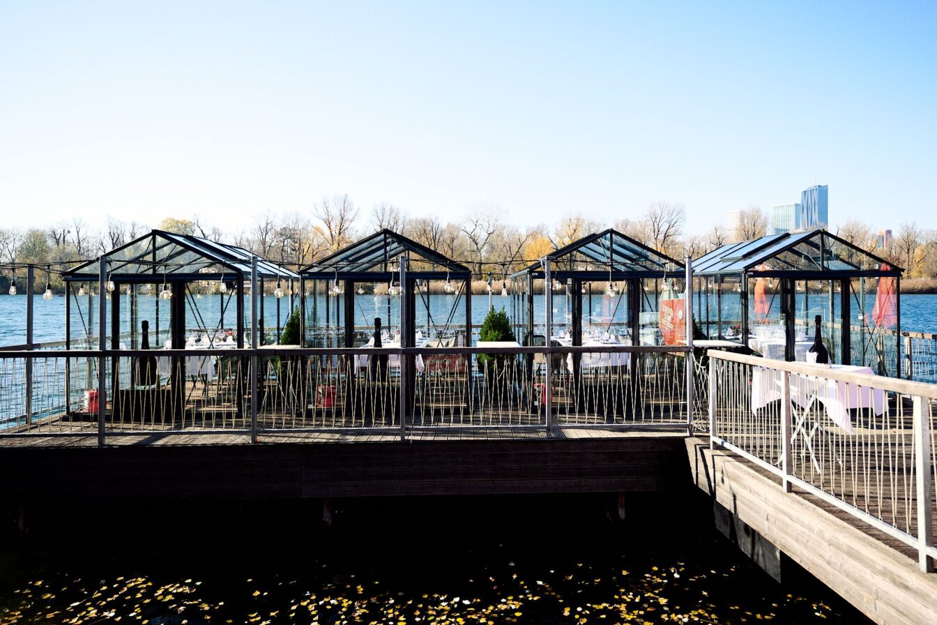 Die winterlichen Glashütten am Steg vor dem Restaurant Bootshaus 