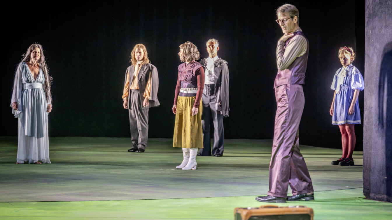 Menschen in bunter Kleidung auf der Bühne des Stadttheaters Klagenfurt