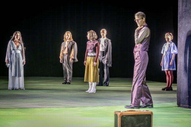 Menschen in bunter Kleidung auf der Bühne des Stadttheaters Klagenfurt