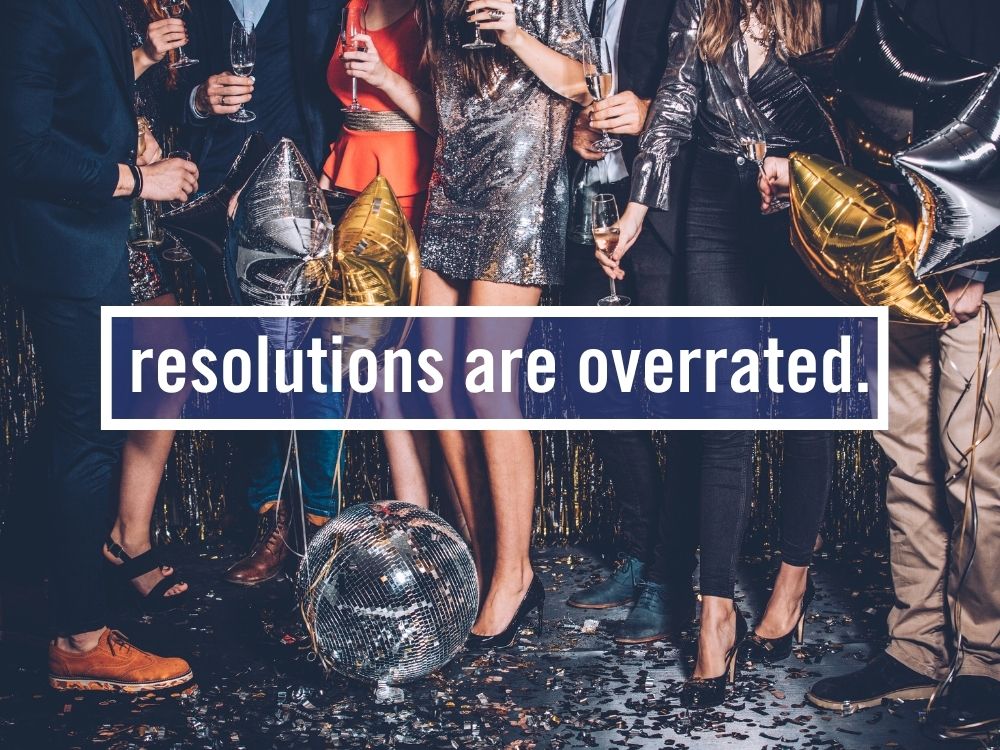 Personen die feiern und tanzen mit mit "resolutions are overrated" Schrift (c) 25hours Hotel beim MuseumsQuartier Wien