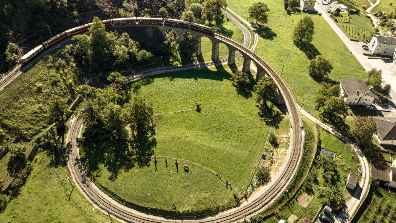 Drohnenaufnahme des Kreisviaduktes von Brusio.
