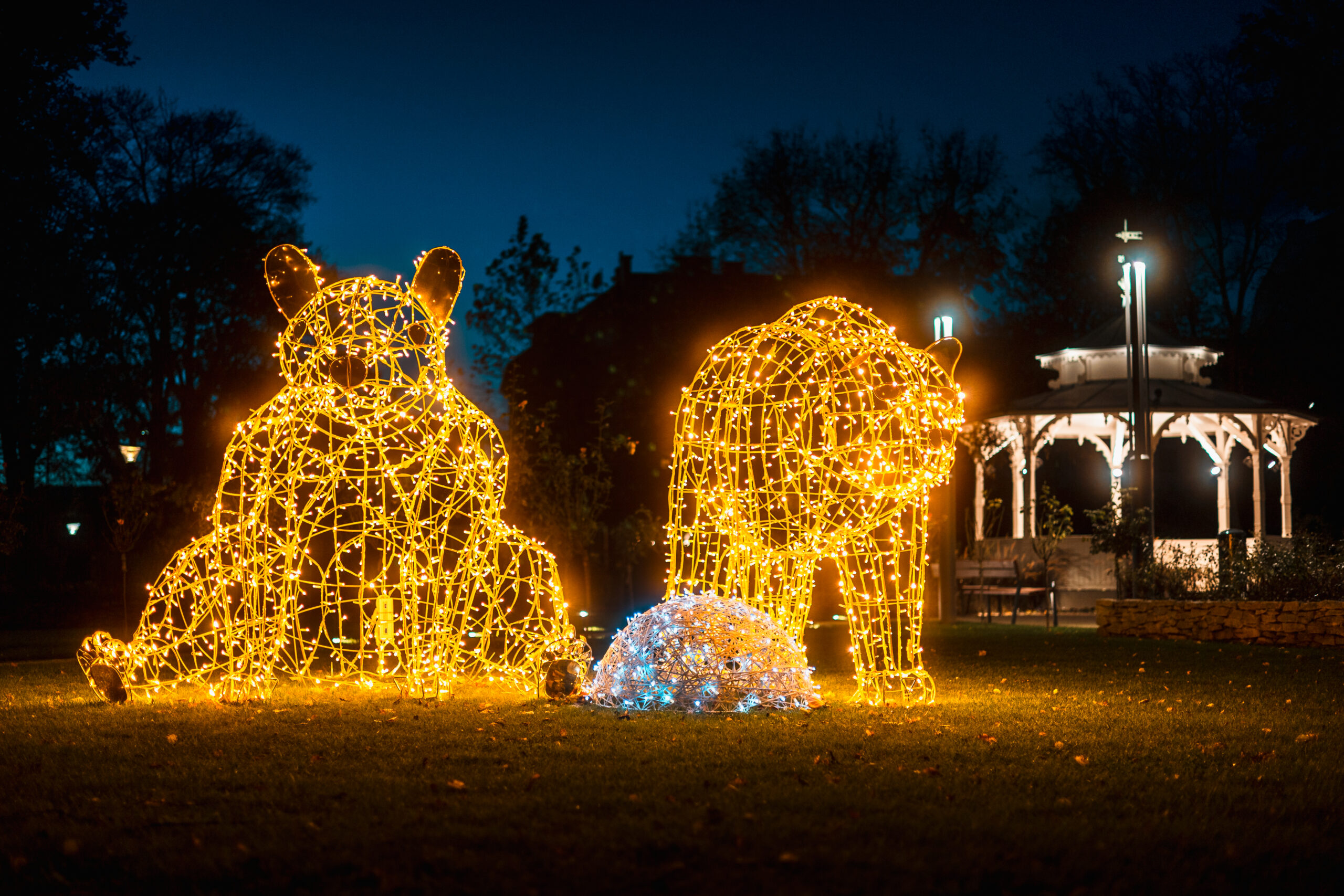 Beleuchtete Tierfiguren im Winter (c) Busy Shutters