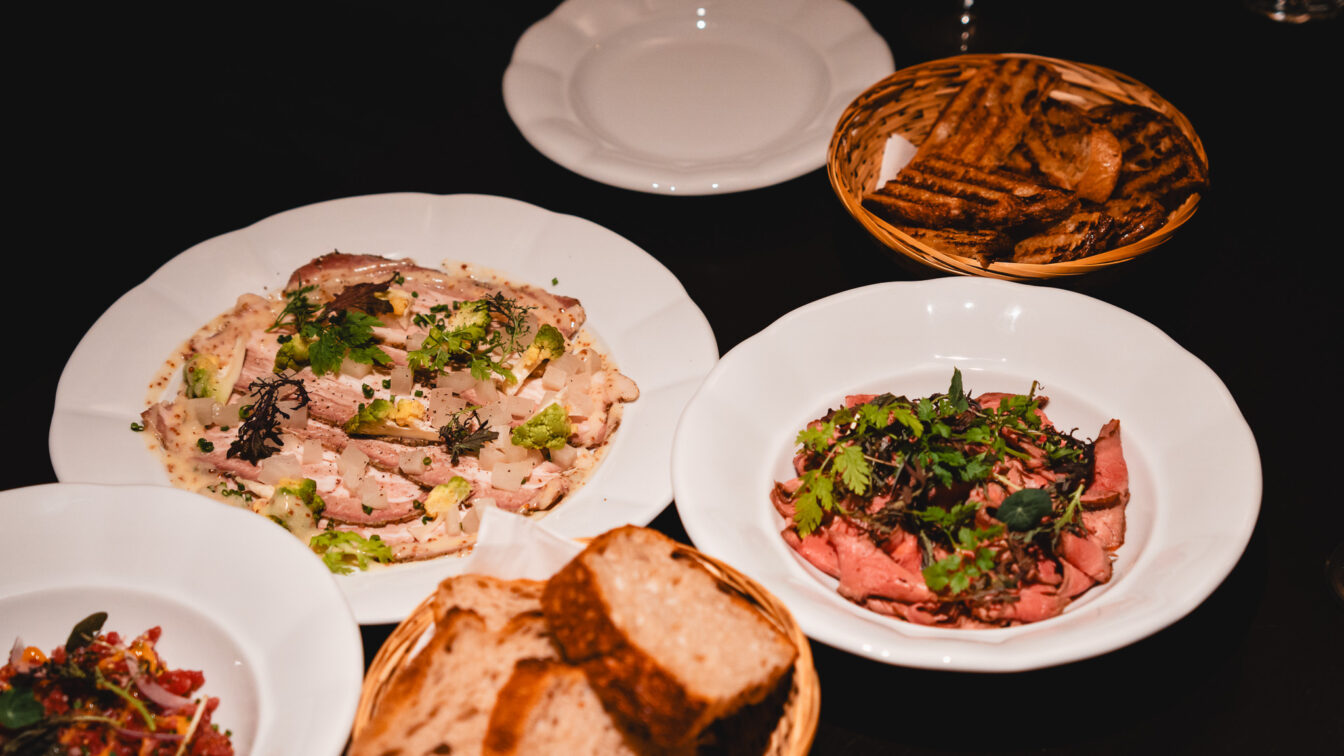 Ein gedeckter Tisch mit tschechischen Gerichten im Restaurant Severka.