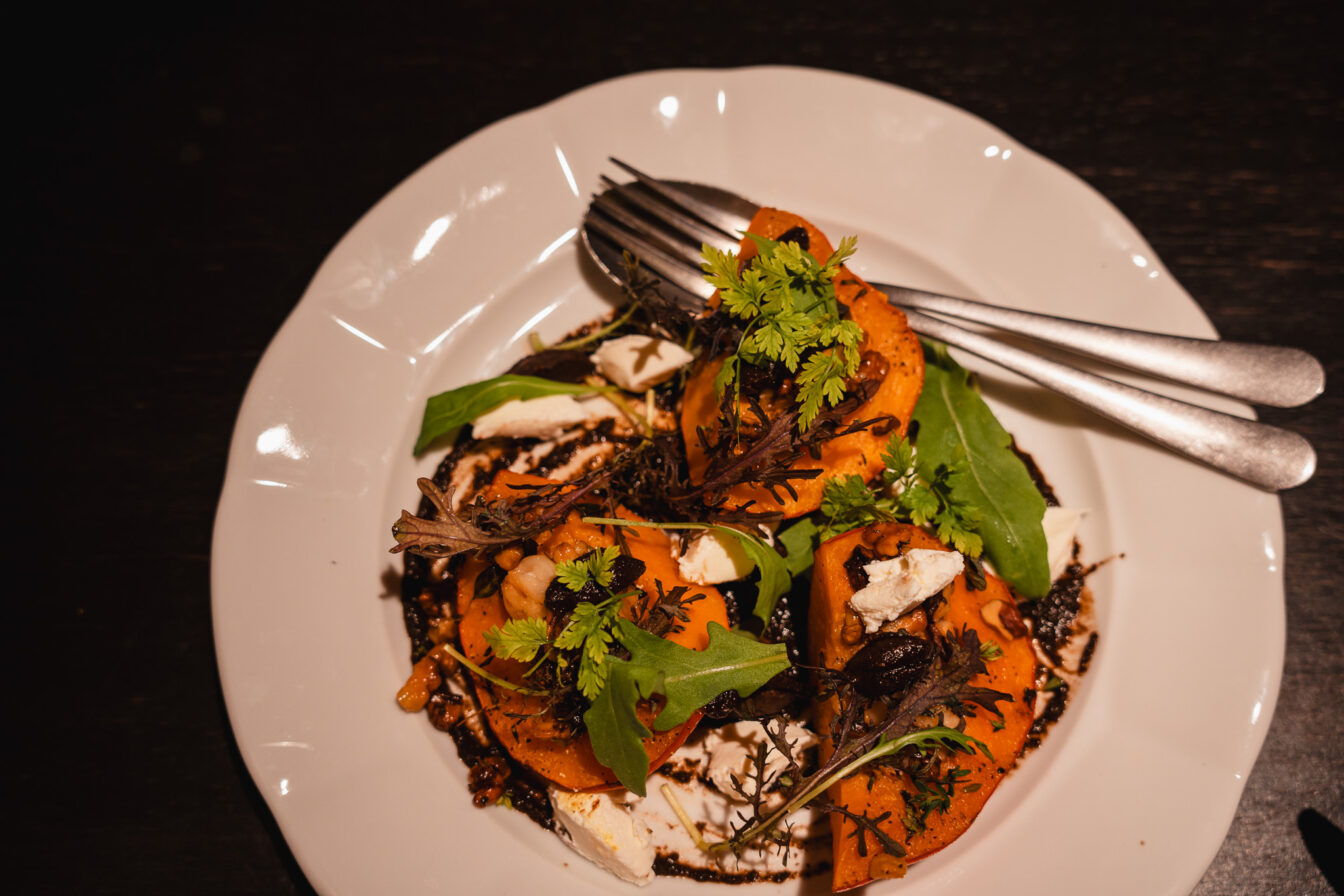 Ein teller mit Kürbis-Gericht im Severka Restaurant in Brno.