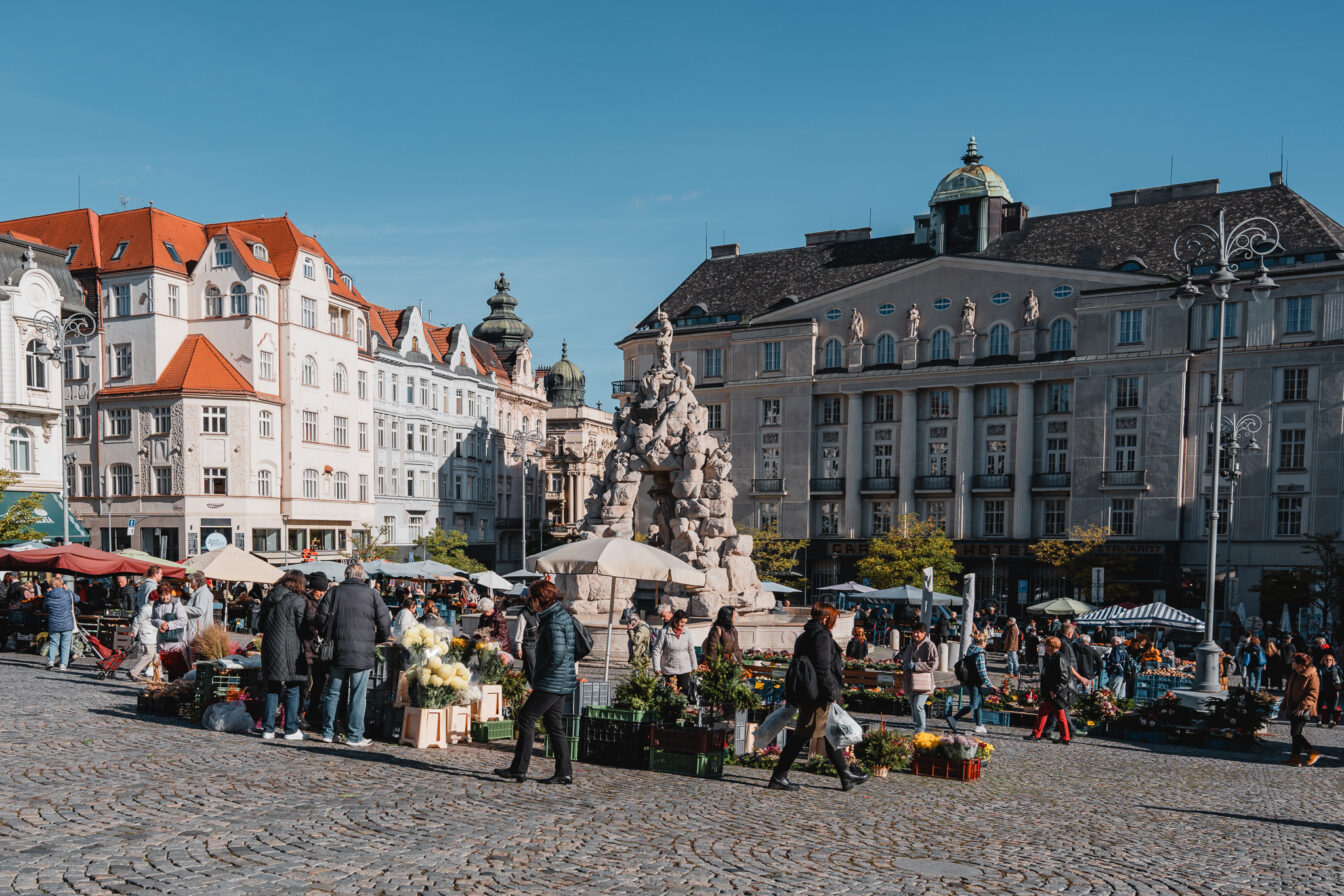 Der Kohlmarkt in der Brünner Altstadt bei Sonne.