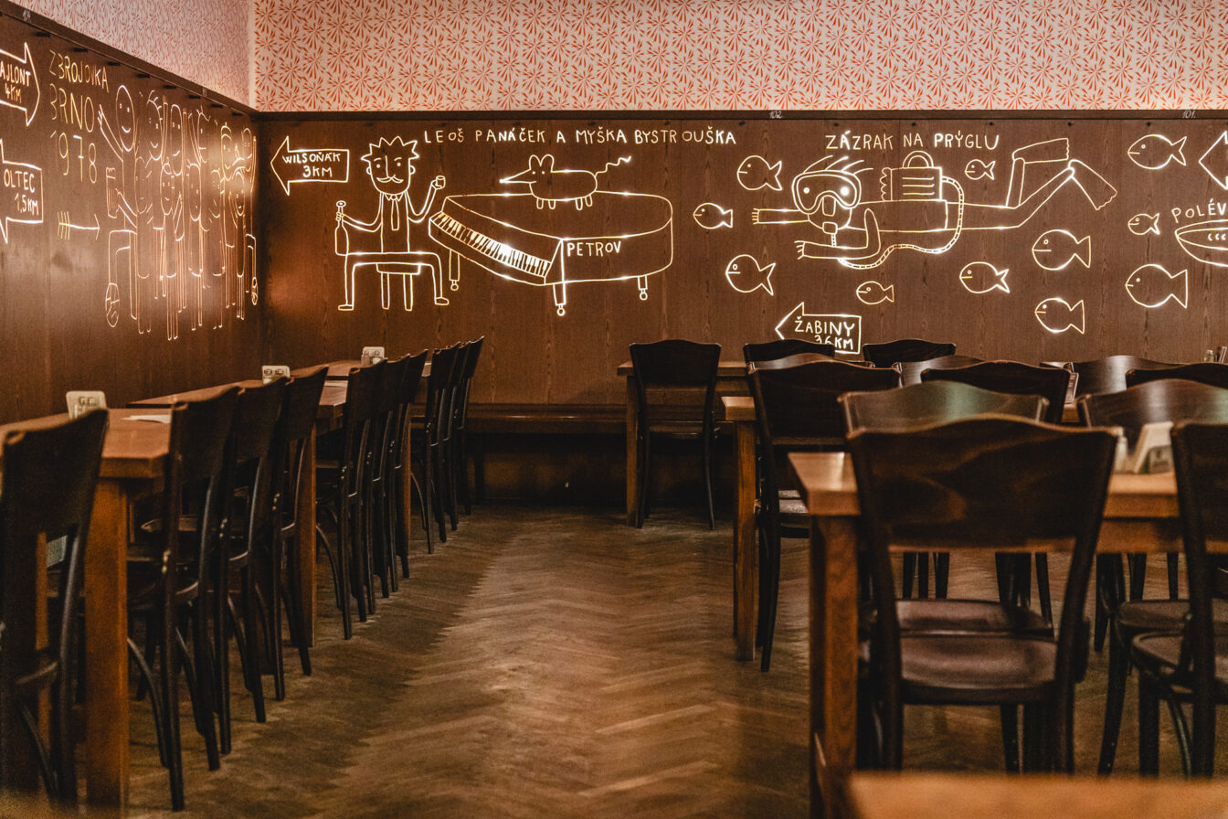 Der Innenraum eines Restaurants in Brno mit Holzvertäfelung