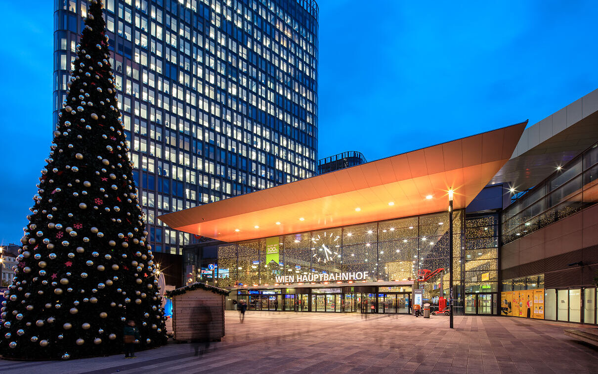 Der Wiener Hauptbahnhof leuchtet orange anlässlich der 16 Tage gegen Gewalt an Frauen