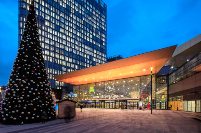 Der Wiener Hauptbahnhof leuchtet orange anlässlich der 16 Tage gegen Gewalt an Frauen