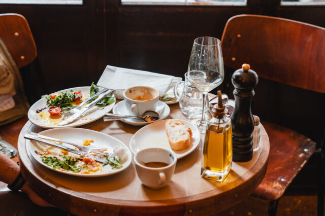 Ein Tisch mit leeren Tellern vom Frühstück
