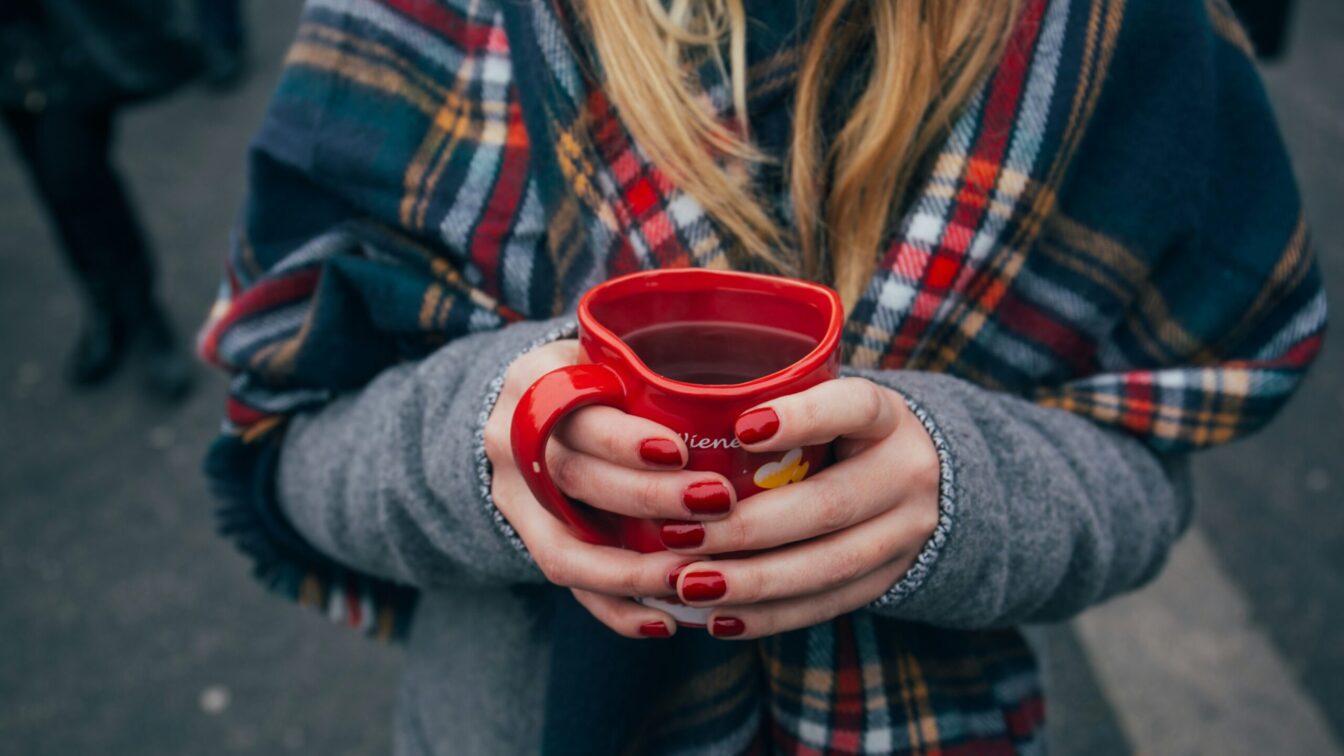 eine Tasse Glühwein im Winter