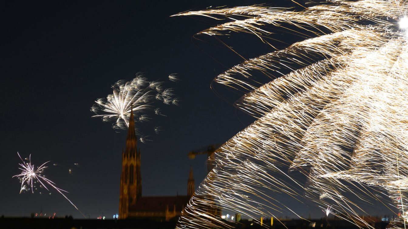 Silvester in München mit Feuerwerk an der Isar