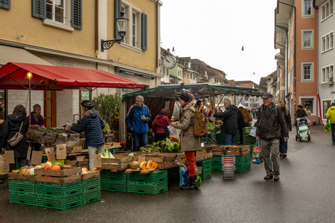 Wochenmarkt in Winterthur mit Ständen voller regionaler Produkte und freundlicher Atmosphäre.