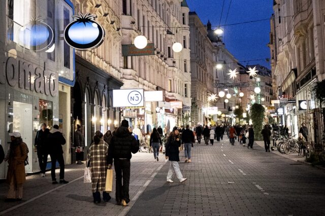 Sicht in die Fußgängerzone Neubaugasse an einem Adventsamstag.