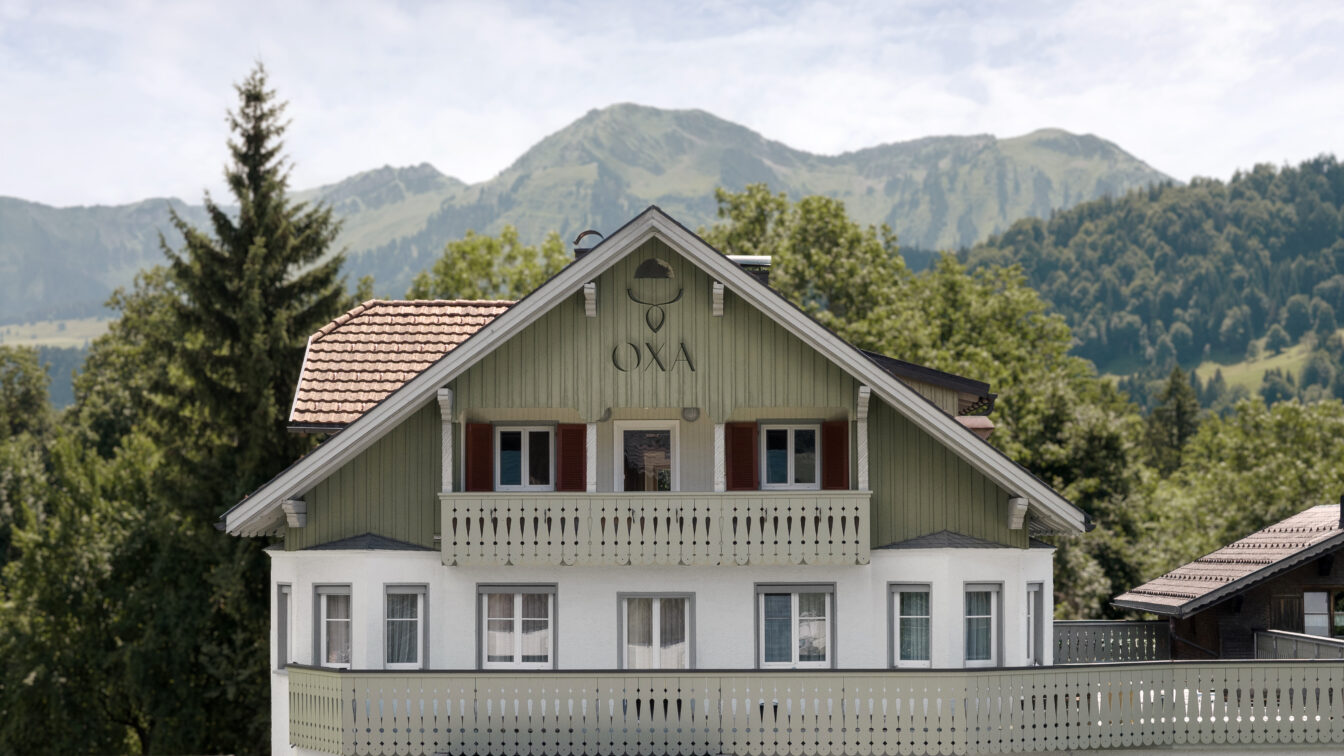 Außenansicht des neuen Hotels OXA in Hittisau im Bregenzerwald