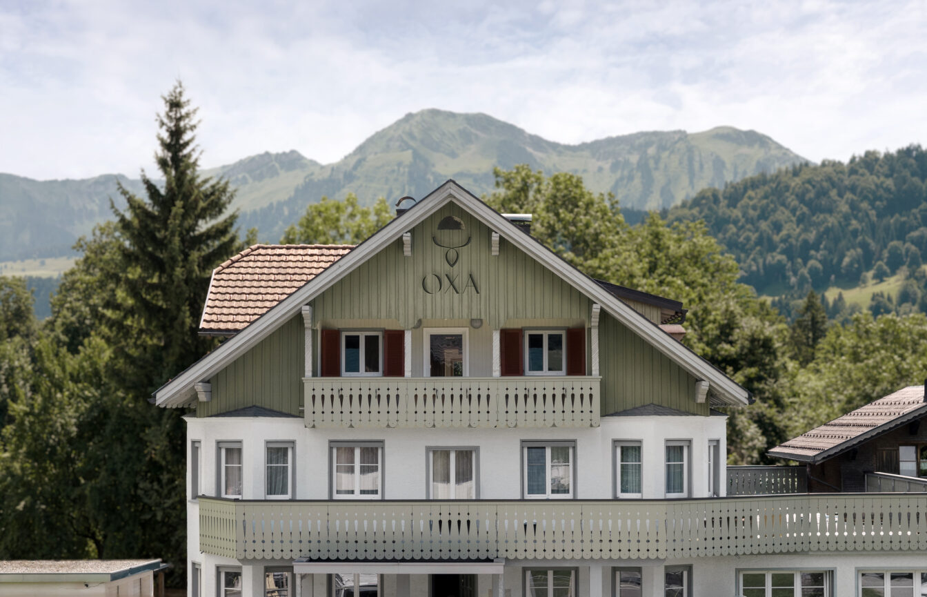Außenansicht des neuen Hotels OXA in Hittisau im Bregenzerwald
