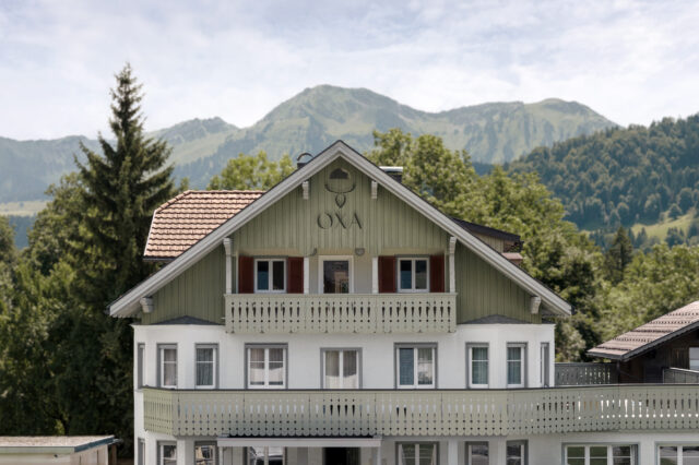 Außenansicht des neuen Hotels OXA in Hittisau im Bregenzerwald