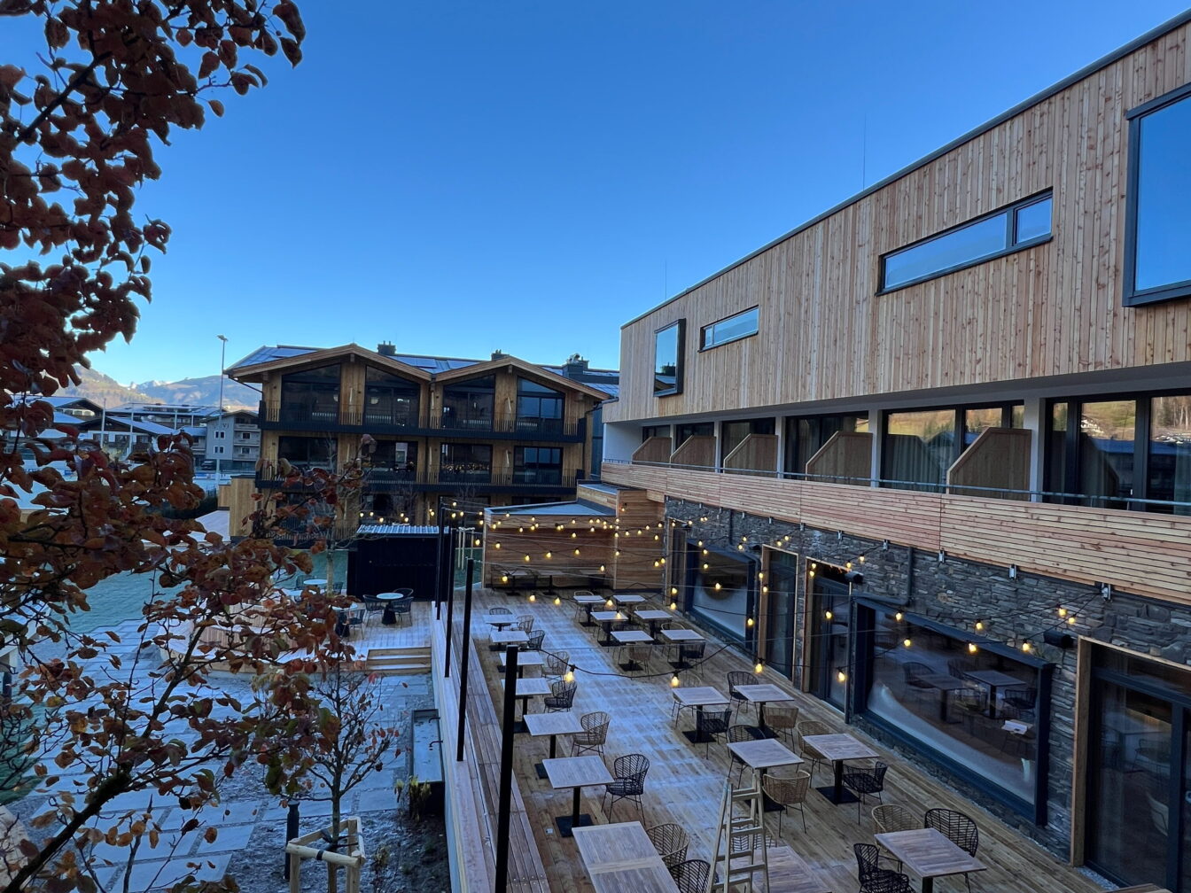 Winterliche Außenansicht des neuen Revier Boutique Hotels in Kaprun