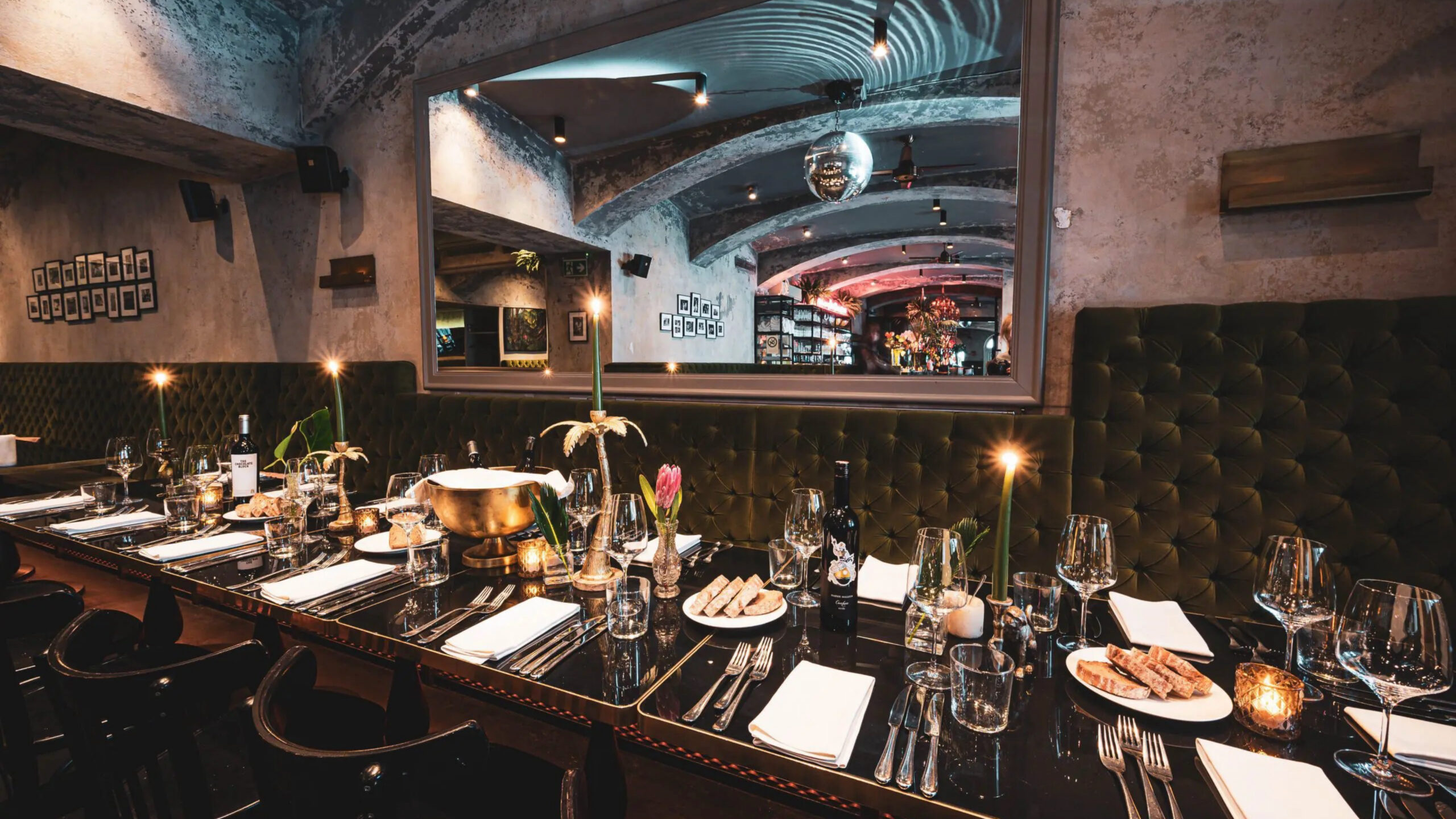 Thell Restaurant Wien mit langer geschmückter Tafel (c) Thell