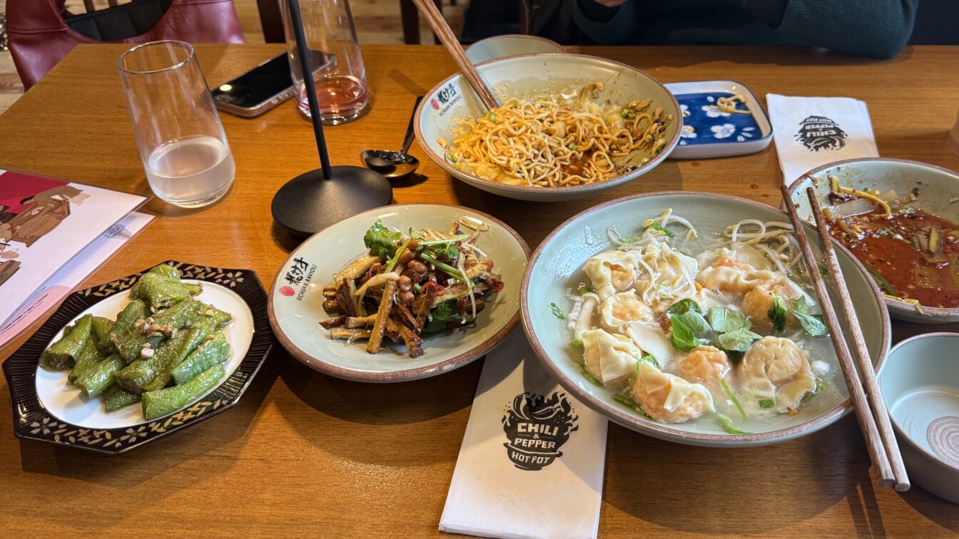 verschiedene Speisen im Restaurant Sichuan Ravioli in Wien