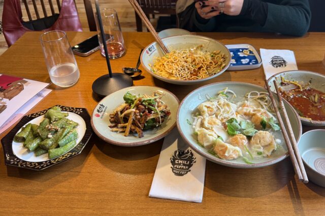 verschiedene Speisen im Restaurant Sichuan Ravioli in Wien