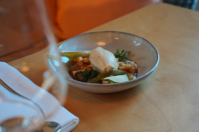 Birne-Mohn-Dessert mit veganem Lebkucheneis im 6-Gänge-Menü in der Speis am Lend