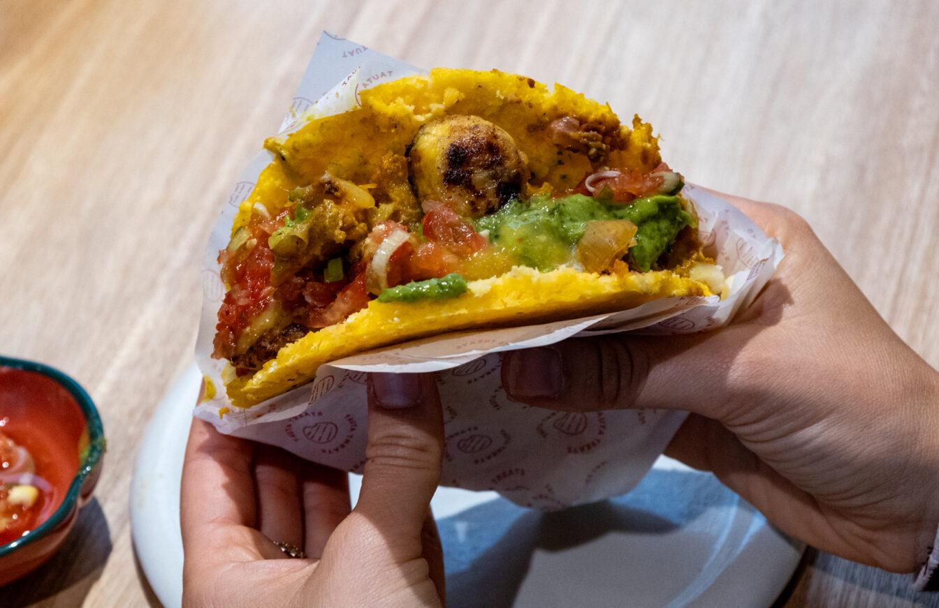 Frische Arepa mit Guacamole, Tomaten und gegrillter Füllung im außergewöhnlichen Restaurant Tauta Zürich – authentische lateinamerikanische Küche in Zürich.