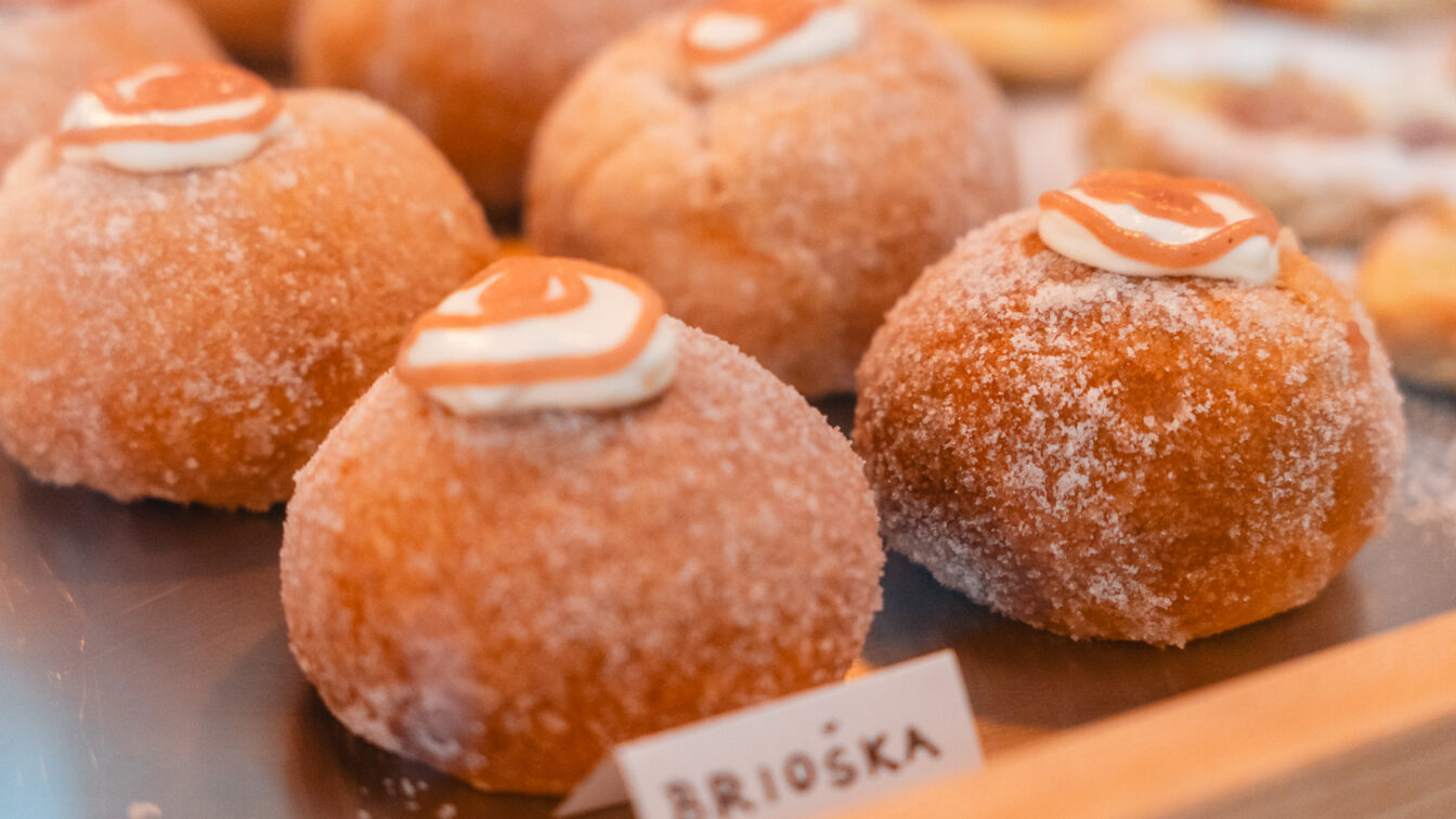 Frisches Gebäck in einem Café in Brno.