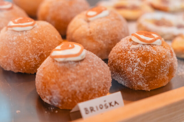 Frisches Gebäck in einem Café in Brno.