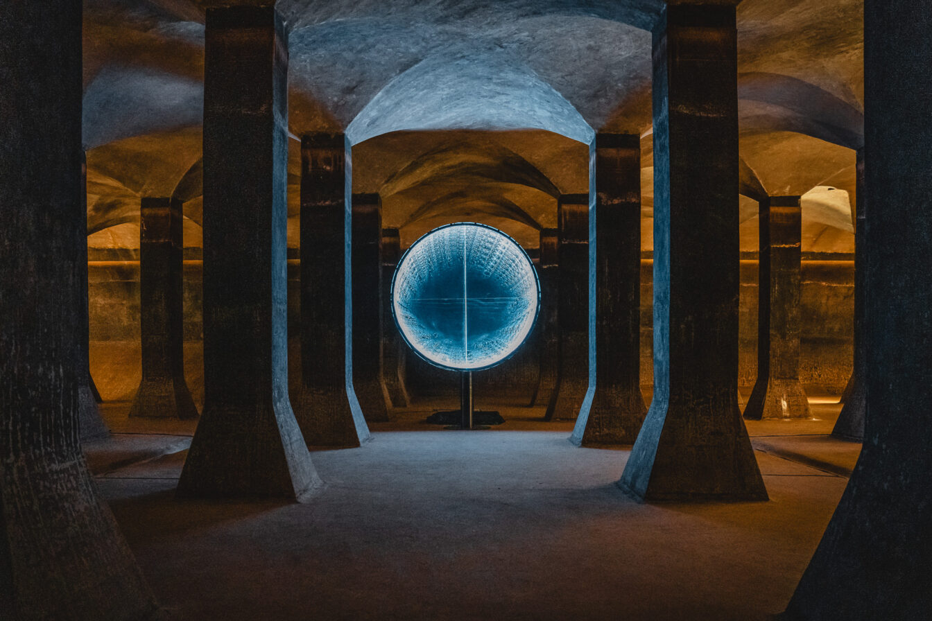 Einer der Wasserspeicher mit Lichtinstallation in Brno.