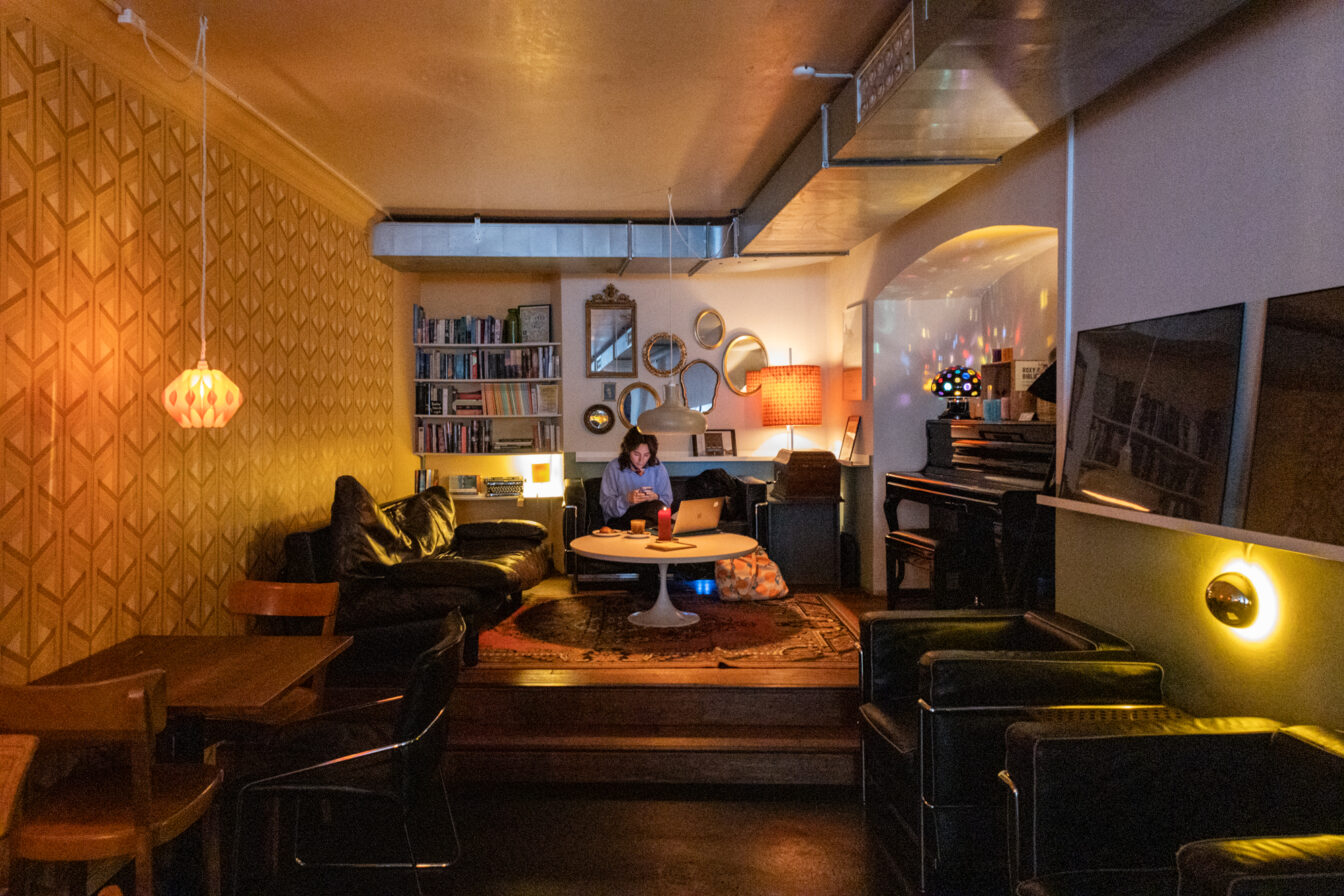 Gemütliches Roxy Vinyl Café in Winterthur mit Retro-Möbeln, Plattenspieler und warmem Licht – ein kreativer Treffpunkt und Highlight für Musikliebhaber.