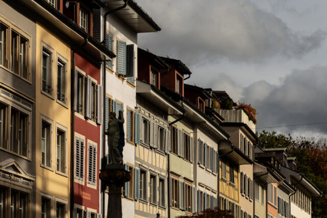 Guide für Winterthur, eine Häuserzeile der Altstadt mit bunten Fensterläden