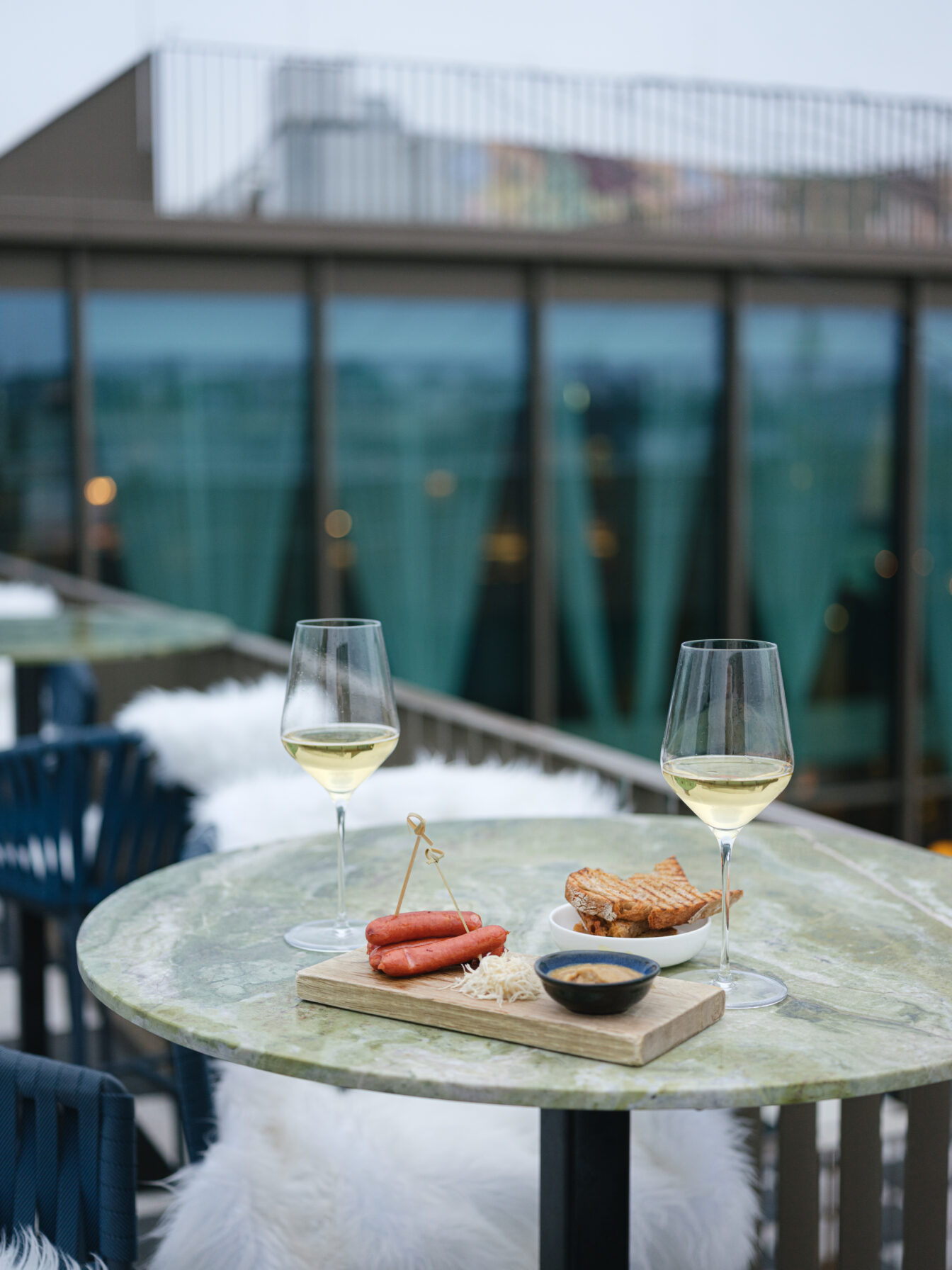 Champagner und Würstel auf der Dachterrasse beim Advent-Pop-Up Würstl & Sprudel im Rosewood Vienna in Wien