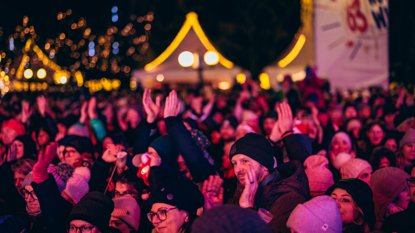 Zuschauer*innen bei Live-Konzerten beim Spendenfest Ö3-Weihnachtswunder